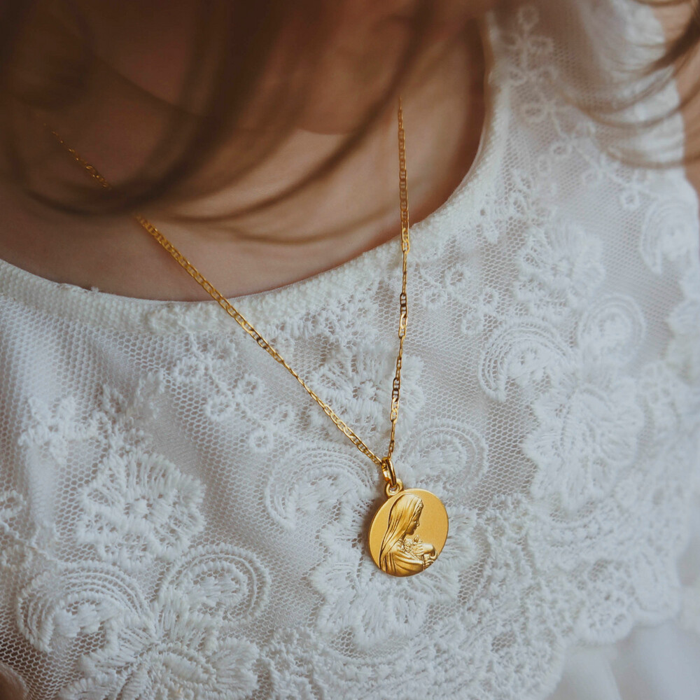 Photo de Médaille Vierge à la rose - Or jaune 18ct