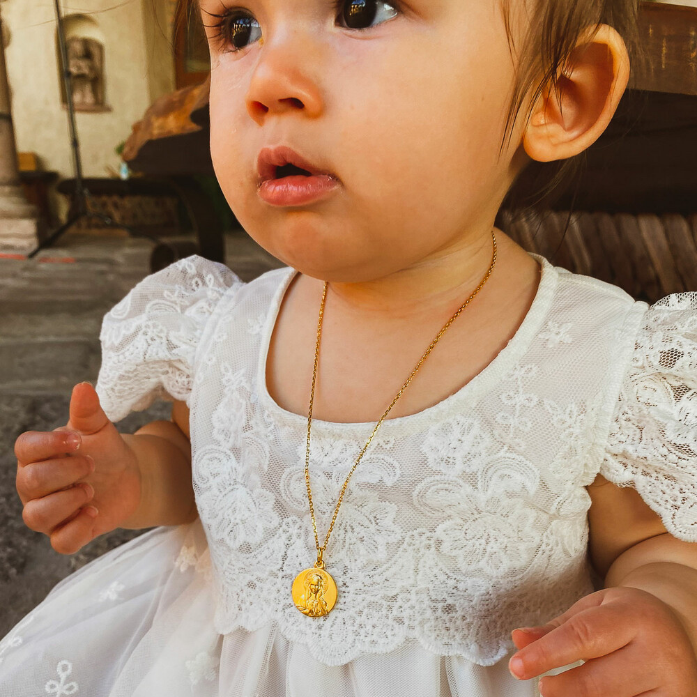 Medaille Bebe Maison De La Medaille Medaille Vierge En Priere De Face Or Jaune 18ct Sur Premiercadeau Com