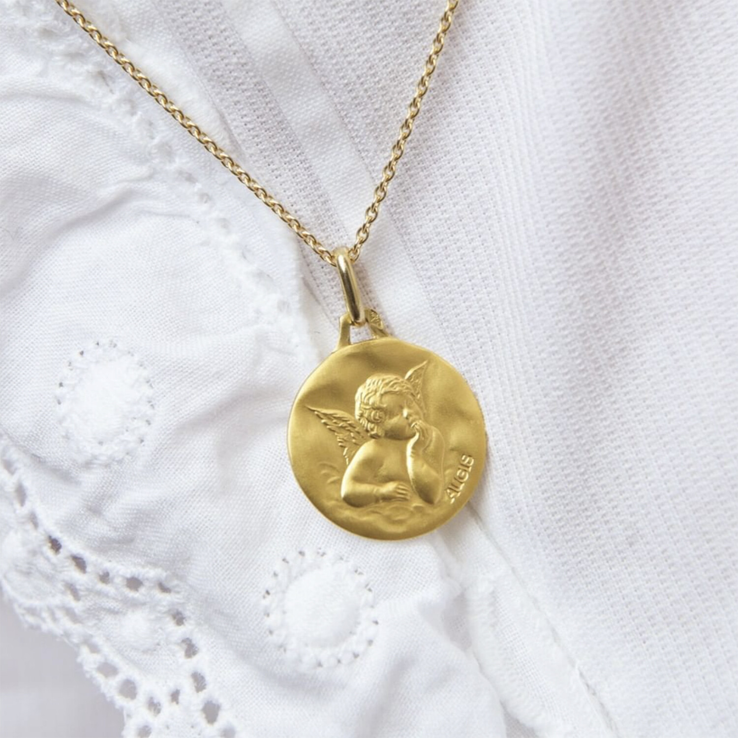 Augis Médaille Ange Raphaël martelée - Or jaune 18ct 2