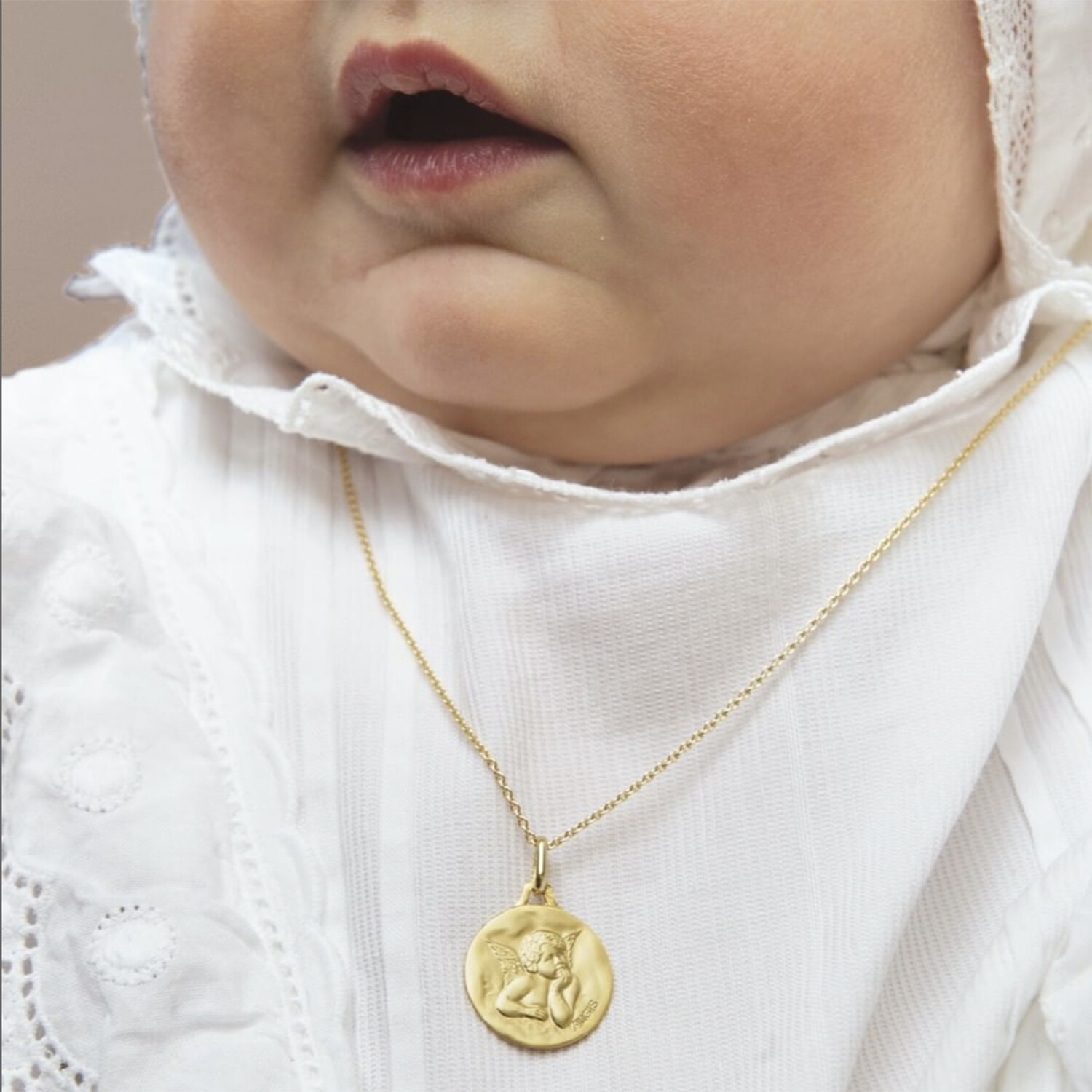 Augis Médaille Ange Raphaël martelée - Or jaune 18ct 3
