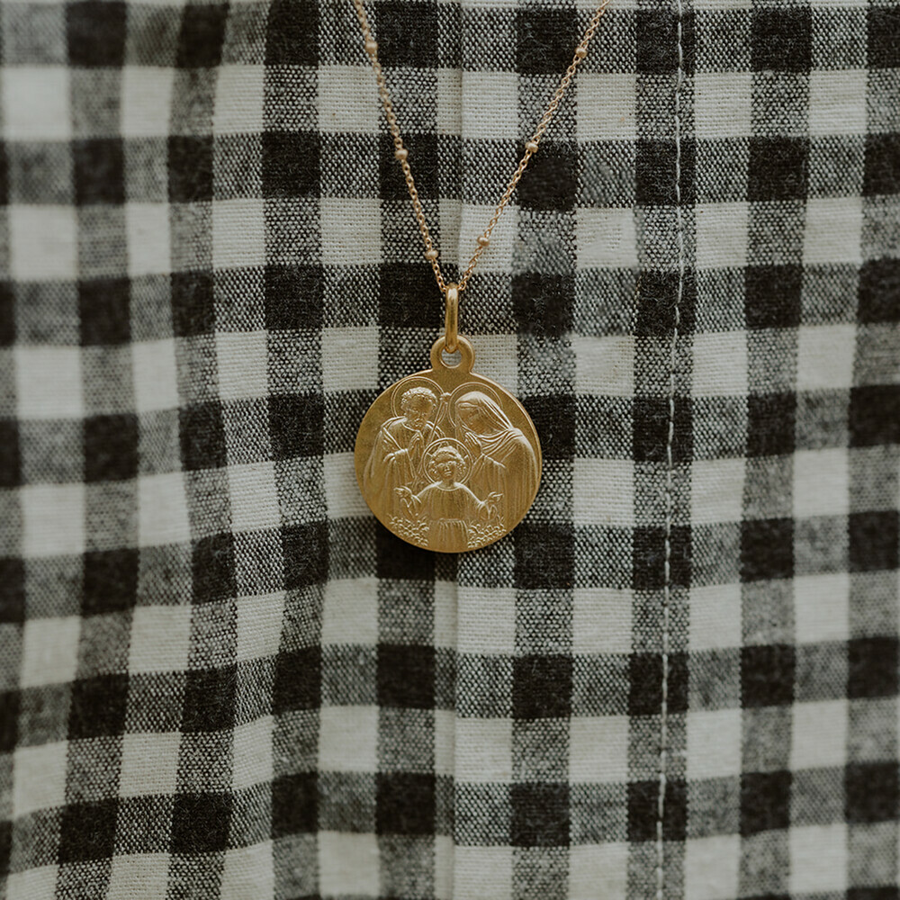 Photo de Médaille Sainte Famille Priante - Or jaune 9ct