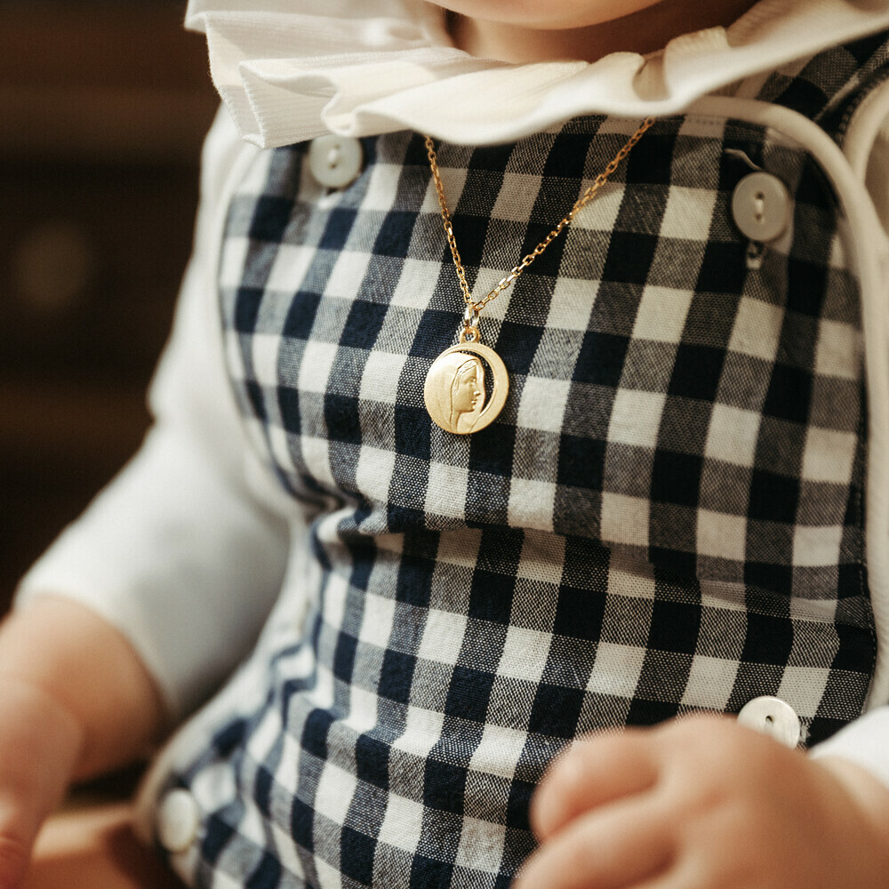 Photo de Médaille Vierge de profil ajourée - Or jaune 18ct