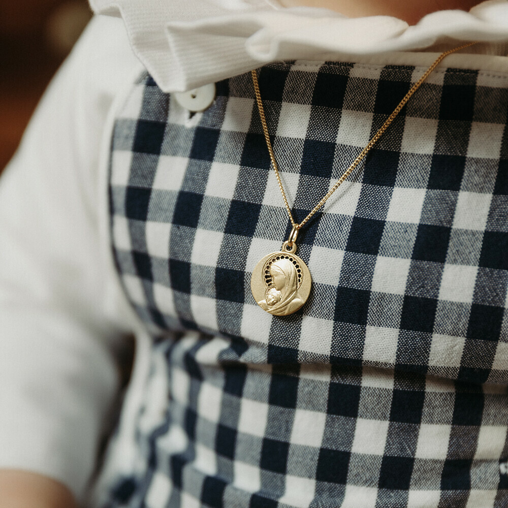 Photo de Médaille Vierge à l'enfant ajourée - Or jaune 18ct
