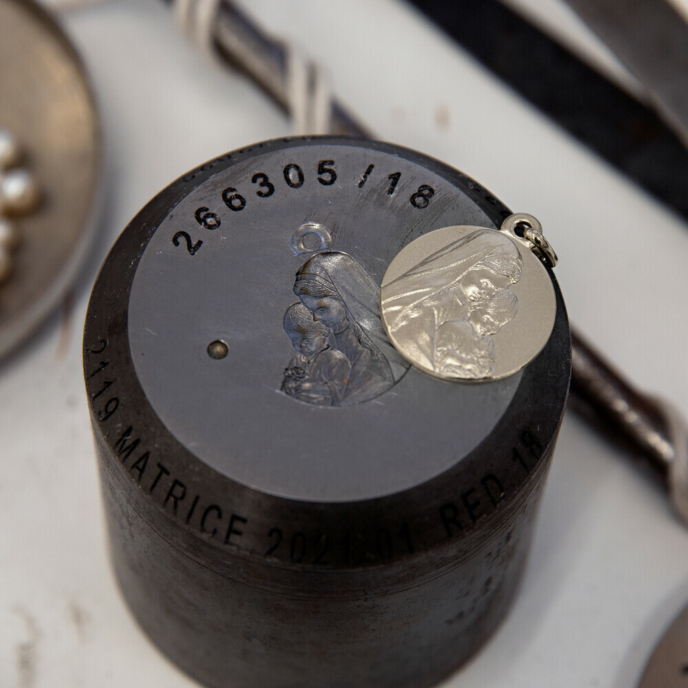 Photo de Médaille Vierge à l'enfant à la rose - Argent massif