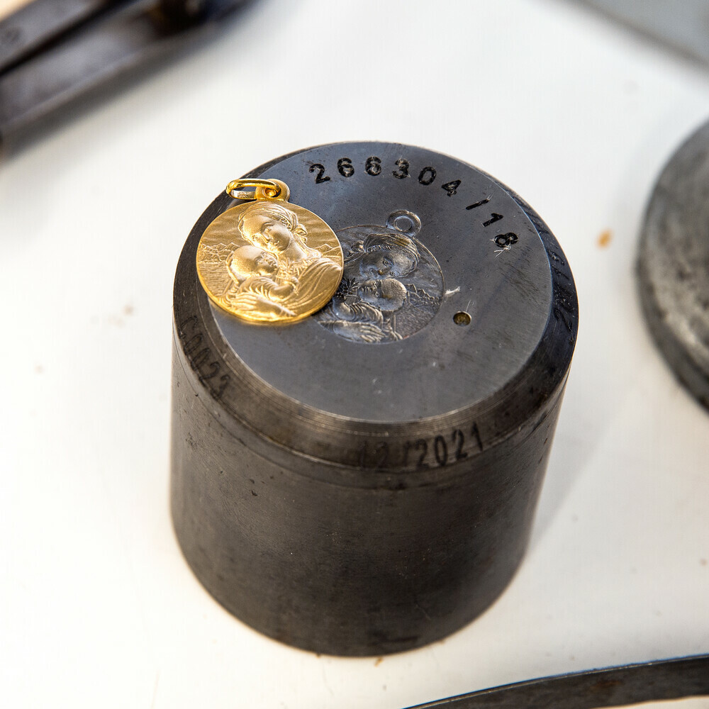 Photo de Médaille Vierge à l'enfant au rameau - Or jaune 9ct
